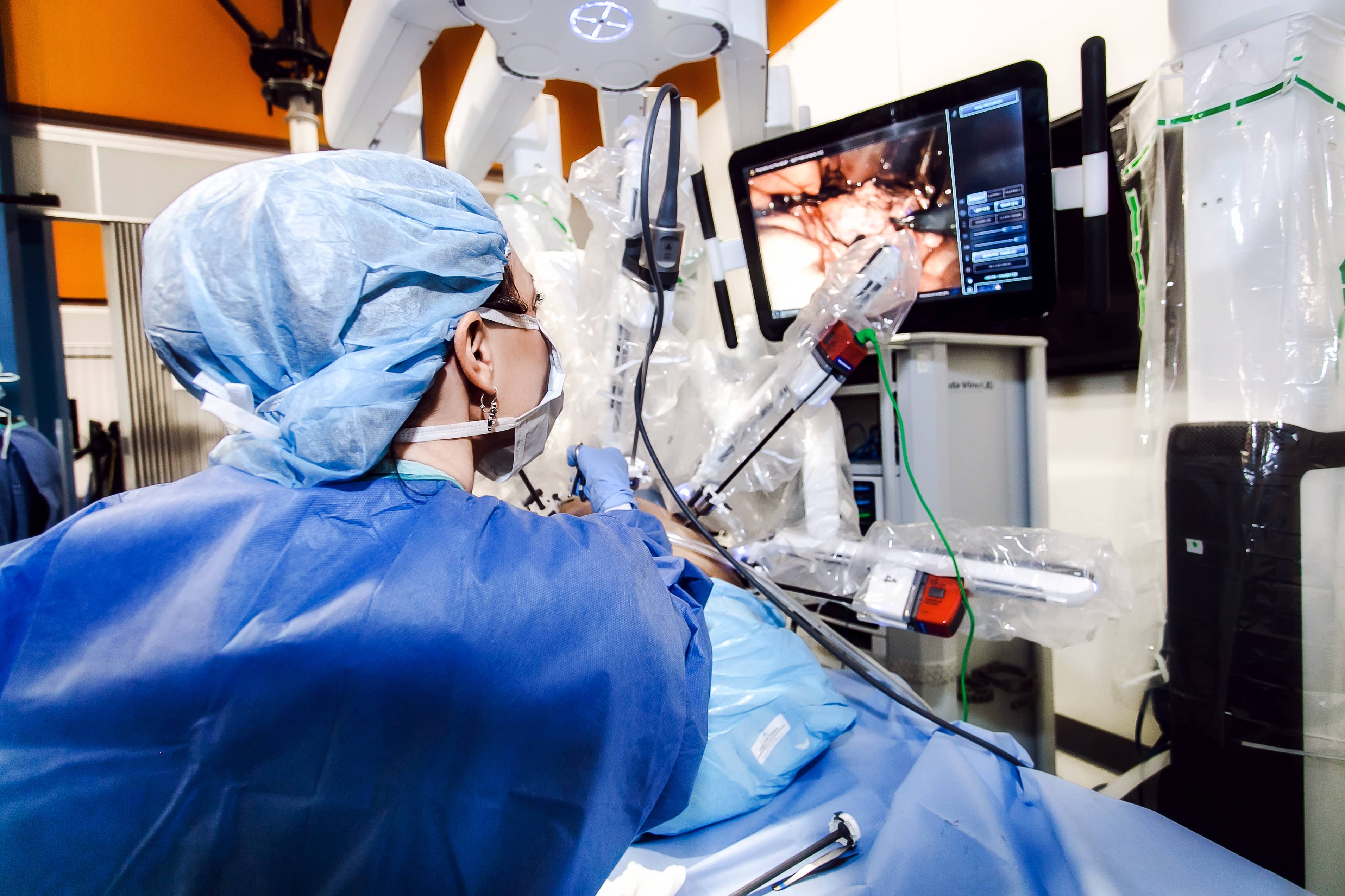 Рак простаты роботом. Робот DAVINCI операция лапароскопическая. Робот хирург да Винчи. Хирургический робот DAVINCI. Aesop робот хирург.